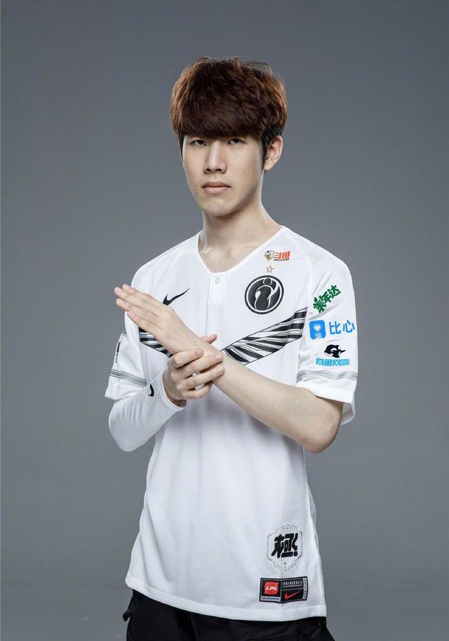 T1 3-1 GEN！队史第十座LCK奖杯，LCK史上第二支全胜夺冠队伍